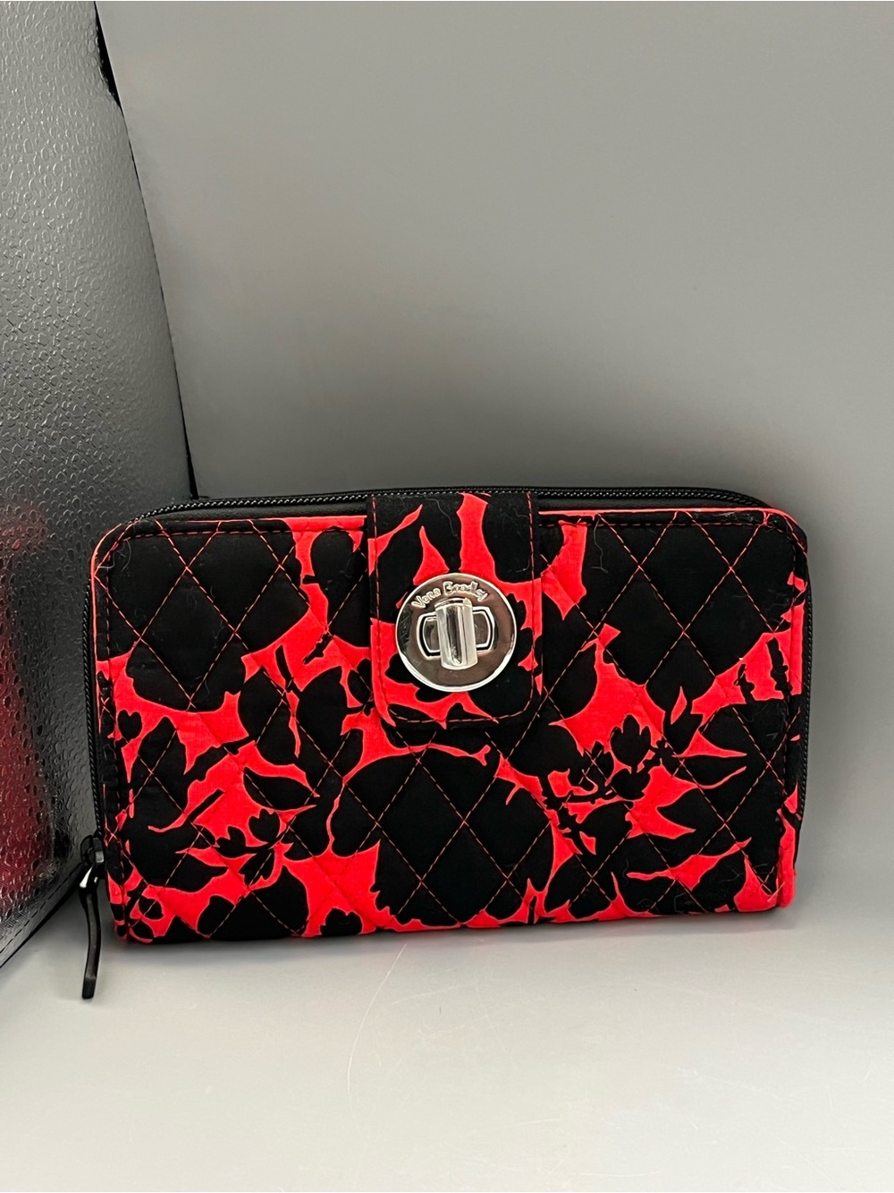 NWT Vera Bradley Turnlock Wallet -- Silhouette Floral - red/black Quilted Fabric